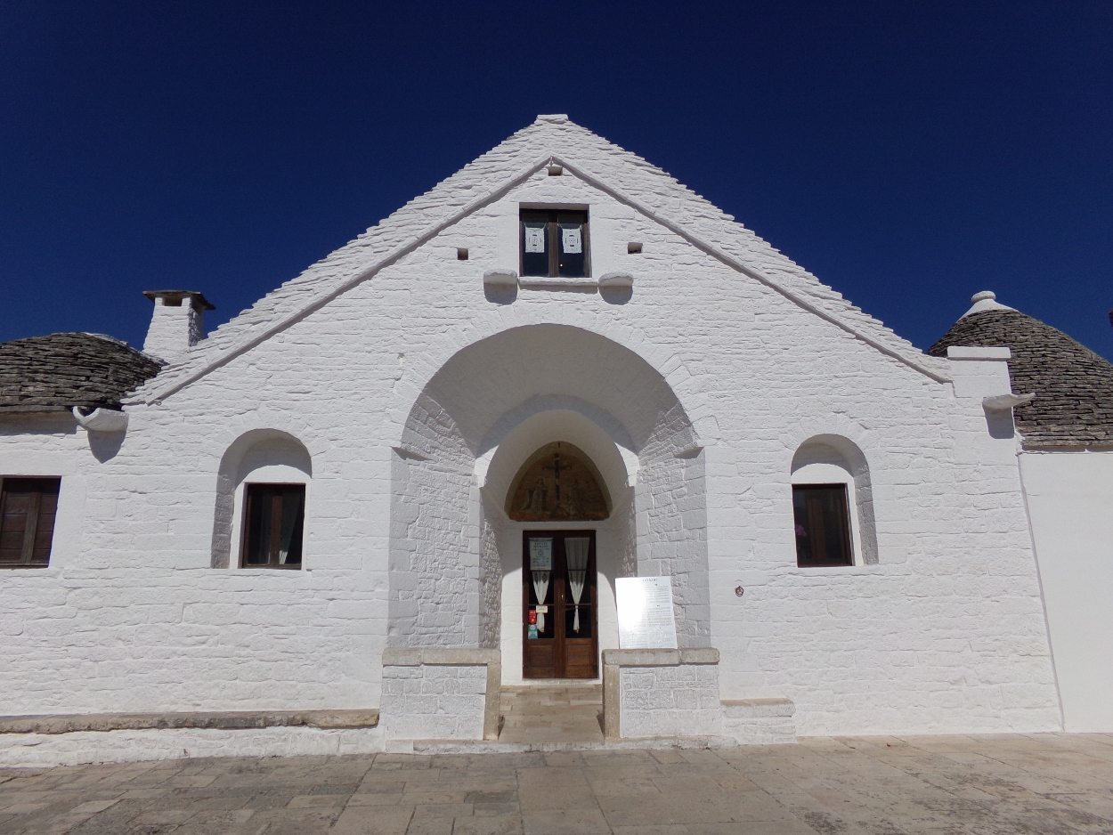 Vista frontale sul Trullo Sovrano