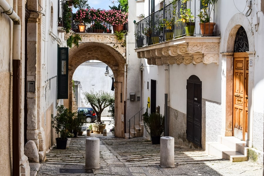 Scorcio di una delle strade del borgo