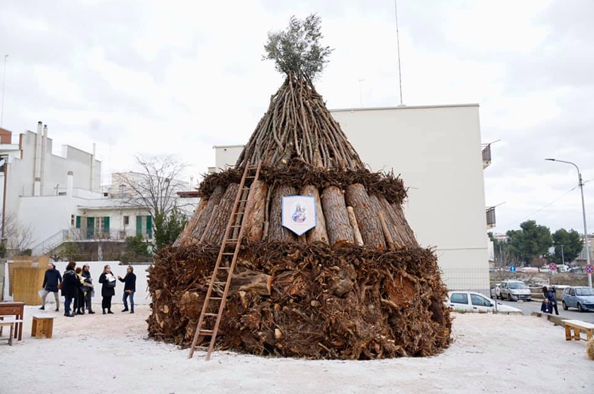 Tradizionale Fanòva prima dell'accensione