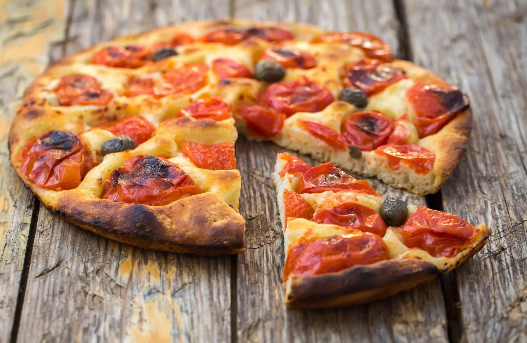 La focaccia barese, tra pomodoro e olio