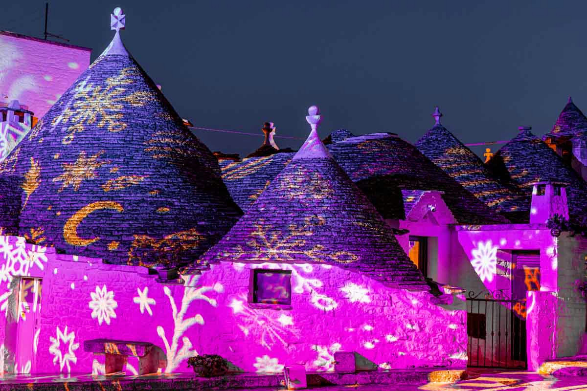 I trulli di Alberobello illuminati durante le feste natalizie