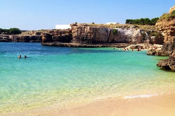 Foto da una delle spiagge protette nelle classiche calette di Monopoli
